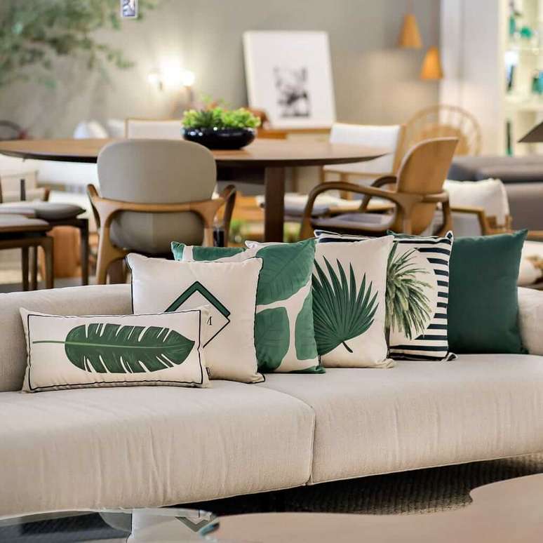 8. Almofada verde: a almofada para sala com folhas verde tem as cores que remetem a natureza. Fonte &ndash; Luisa Decor