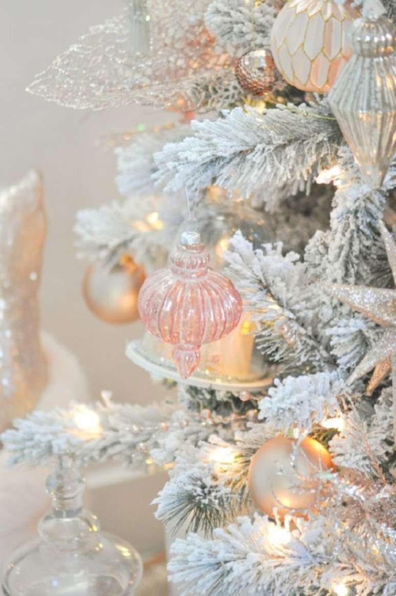 43. Enfeites charmosos para &aacute;rvore de natal nevada &ndash; Foto Karas Party Ideas