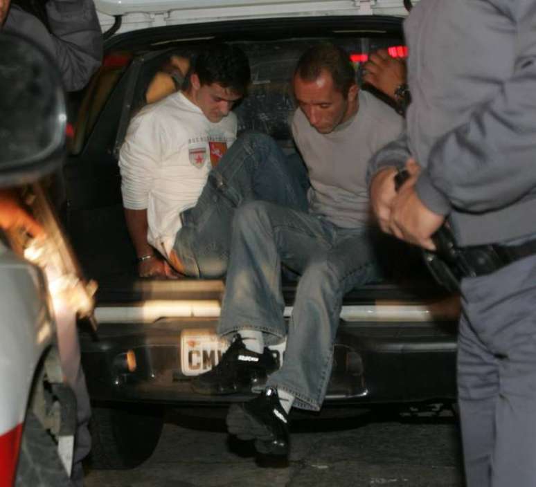 Daniel e Cristian Cravinhos chegam a DP no Bom Retiro após julgamento em 2006.