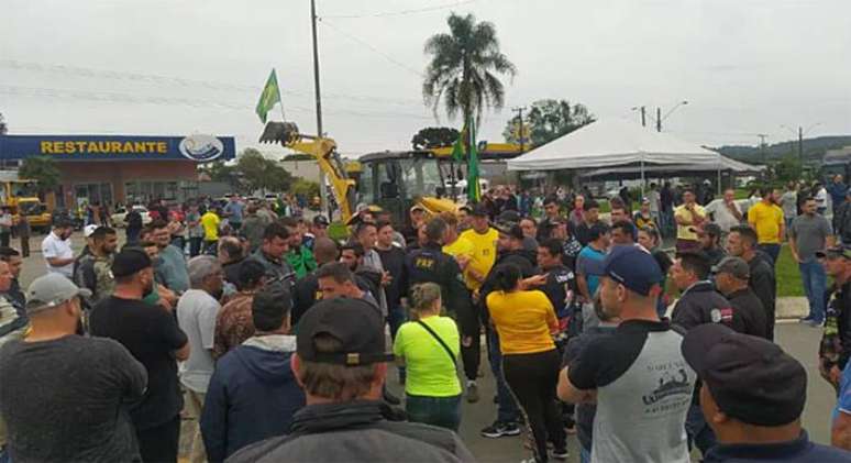 Em Santa Catarina, bloqueios feitos por caminhoneiros provocam congestionamentos desde a madrugada desta segunda-feira, 31.
