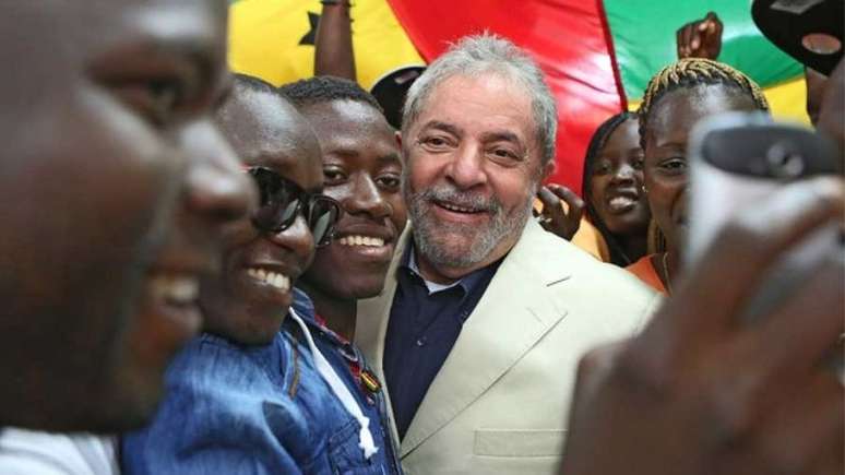 Imagem de Lula em meio a pessoas africanas.