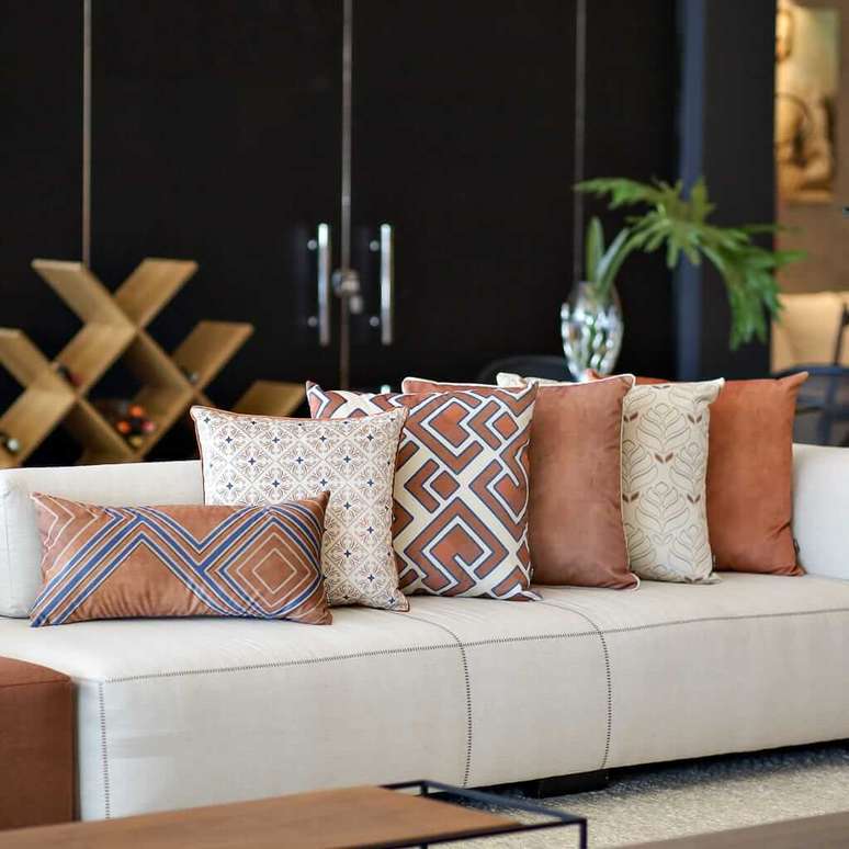 5. Almofada para sala: almofada decorativa terracota e azul traz ainda mais personalidade e aconchego ao ambiente. Fonte &ndash; Luisa Decor