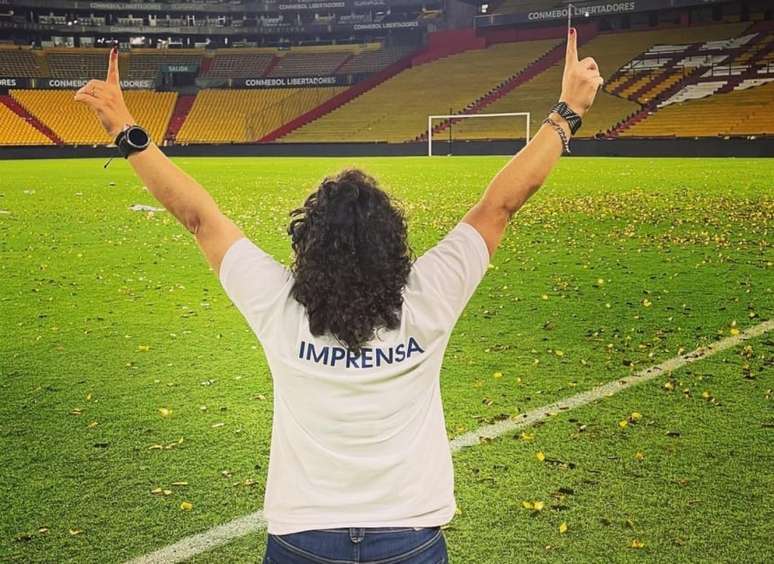 Luciana Zogaib celebra a conquista pessoal no gramado do estádio Monumental de Guayaquil (Reprodução/Instagram)