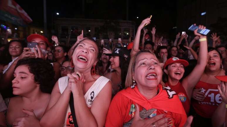 Uma multidão comemorou a vitória de Lula no domingo