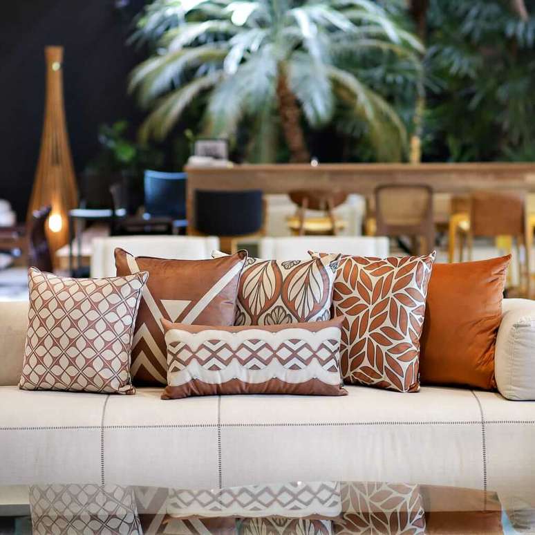 3. Almofada para sof&aacute;: a almofada decorativa terracota &eacute; tend&ecirc;ncia na decora&ccedil;&atilde;o atual. Fonte &ndash; Luisa Decor