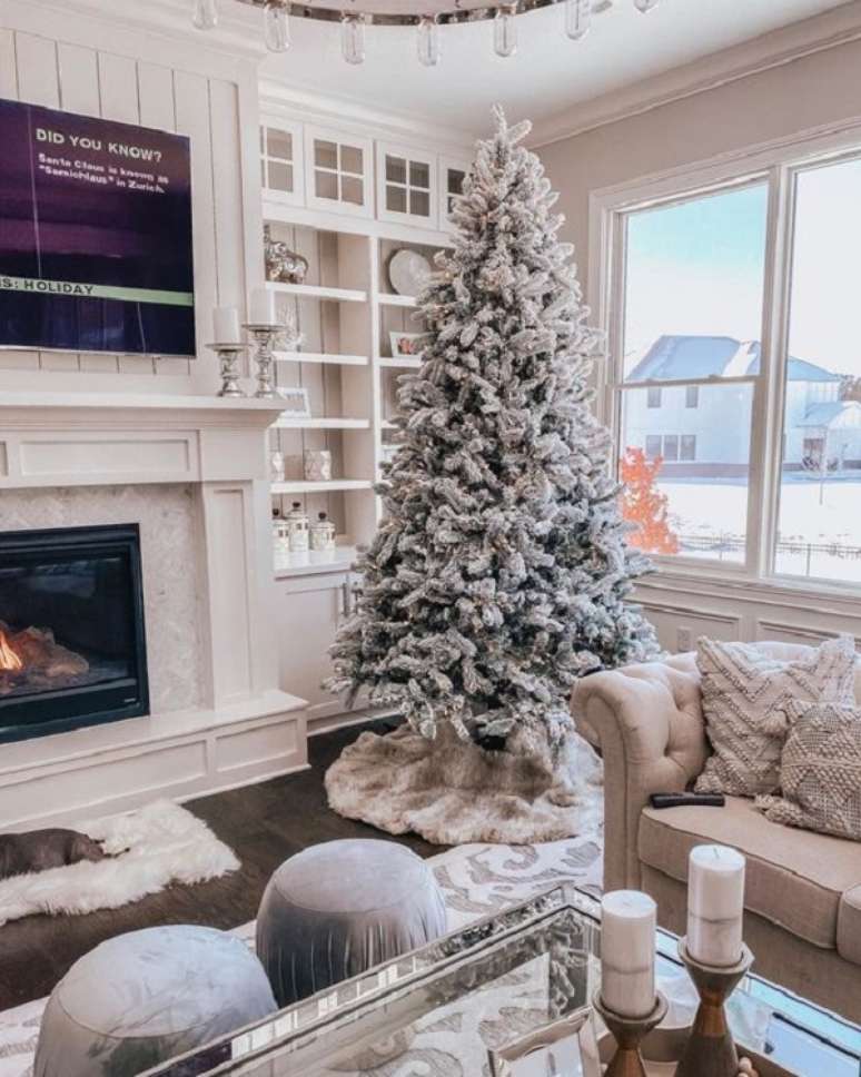 48. Sala com &aacute;rvore de natal nevada &ndash; Foto King Of Christmas