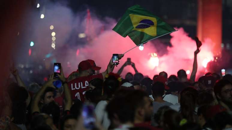 Apoiadores de Lula comemoram vitória perto do MASP