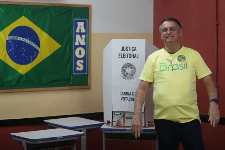 O presidente Jair Bolsonaro durante sua votação na Vila Militar, zona oeste do Rio de Janeiro.