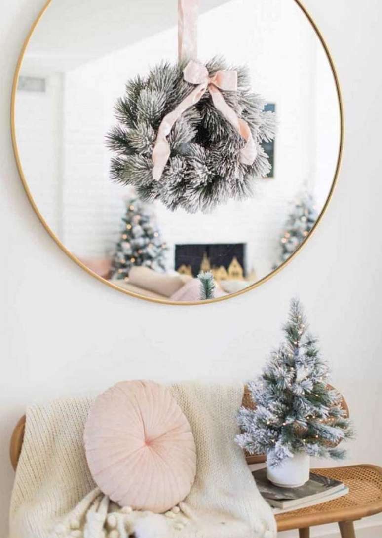 42. Decora&ccedil;&atilde;o com &aacute;rvore de natal nevada e enfeites com o mesmo efeito &ndash; Foto Decor Facil