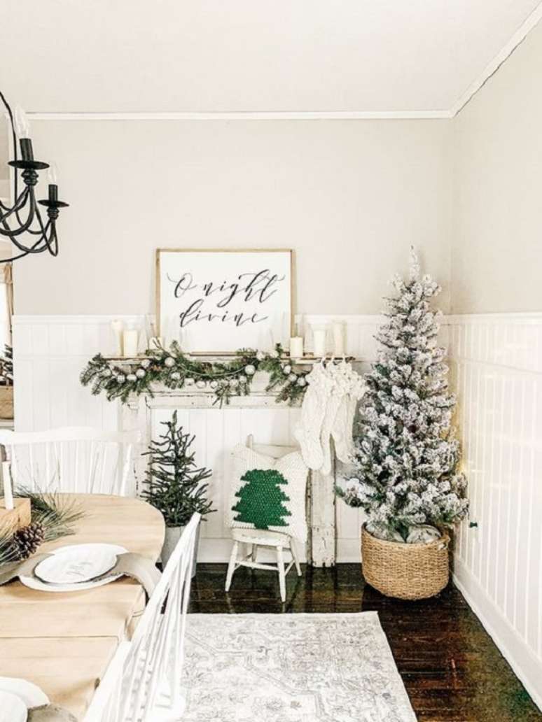 33. &Aacute;rvore de natal nevada para decora&ccedil;&atilde;o natalina minimalista &ndash; Foto Micheala Diane Designs