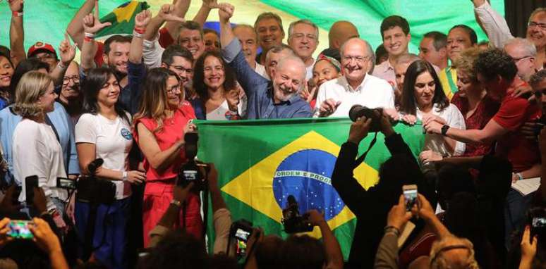 Lula realiza primeiro discurso após a vitória na noite deste domingo, 30
