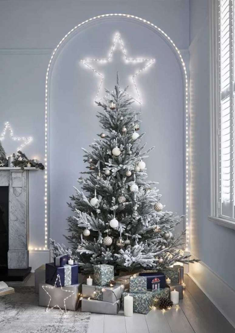 34. Decora&ccedil;&atilde;o clean com &aacute;rvore de natal nevada &ndash; Foto Decor Facil