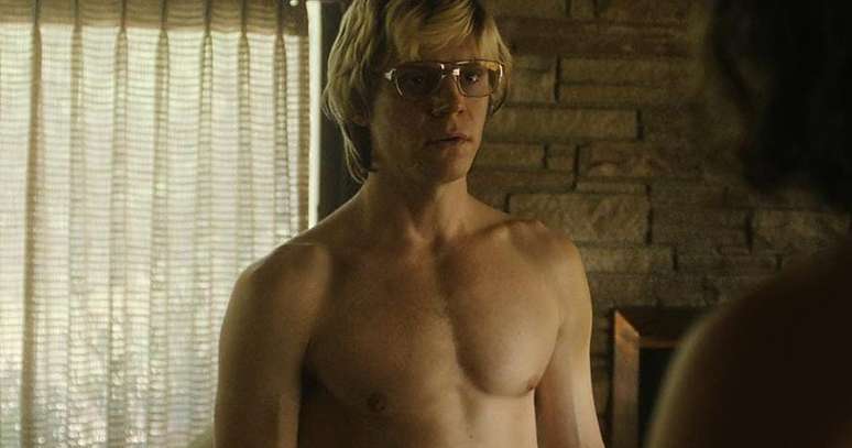 Evan Peters como Jeffrey Dahmer: beleza do ator ofusca a monstruosidade do criminoso