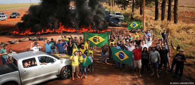 No auge dos bloqueios, na segunda-feira, PRF registrou mais de 400 pontos de interdição em estradas do país