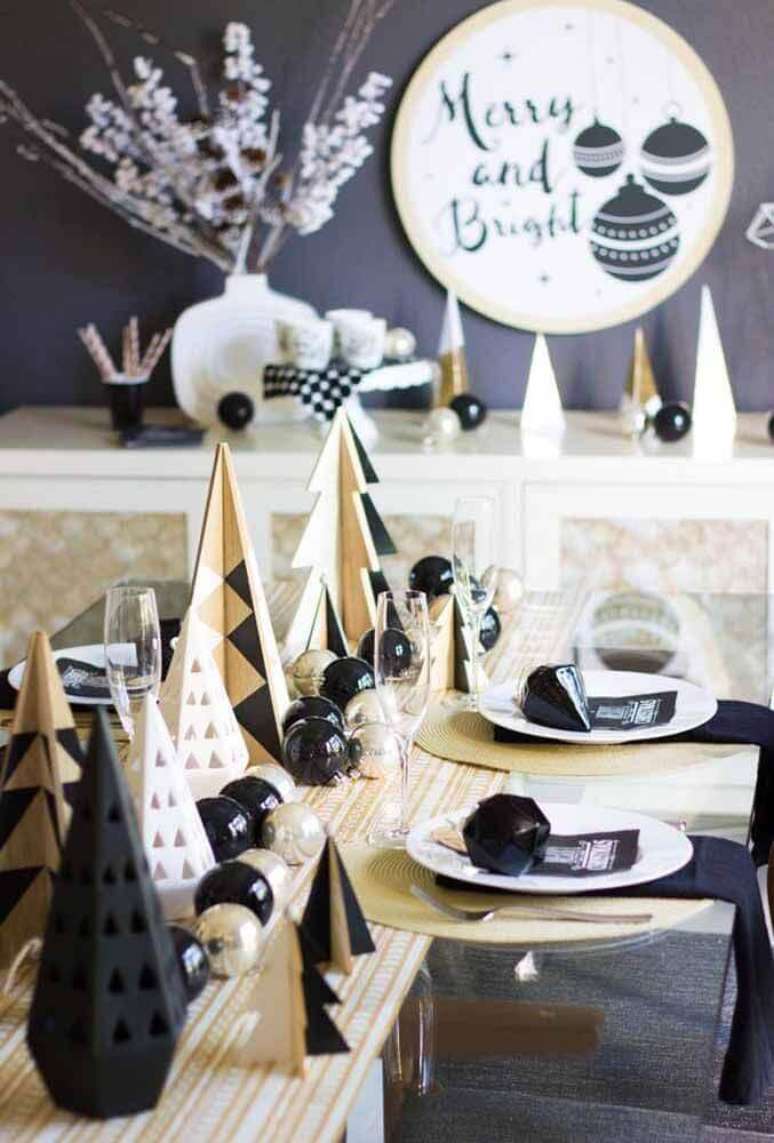 53. Para uma decora&ccedil;&atilde;o ainda mais moderna, invista em alguns elementos na cor preta para a sua mesa de natal decorada &ndash; Foto: Thyme Cook