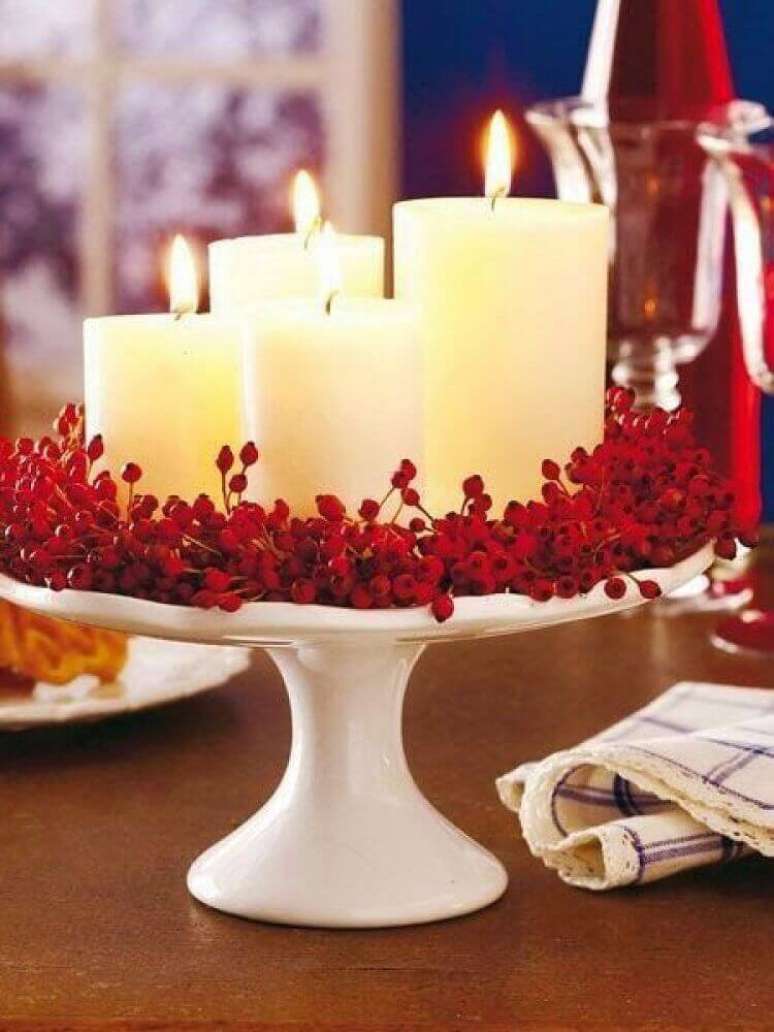 66. Um simples suporte de bolo j&aacute; pode servir como base para os seus arranjos de natal com velas &ndash; Foto: Loris Decoration