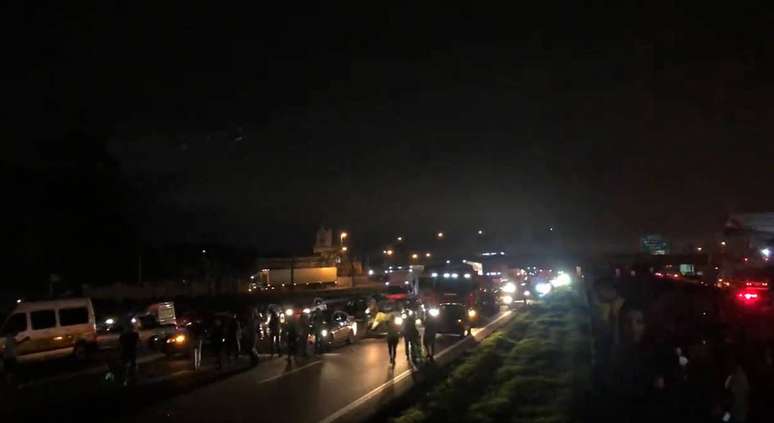 Manifestantes bloqueiam trechos da Rodovia Anhanguera e geram transtornos aos passageiros dentro de ônibus parados. Foto: Twitter/@KevinRiicardo