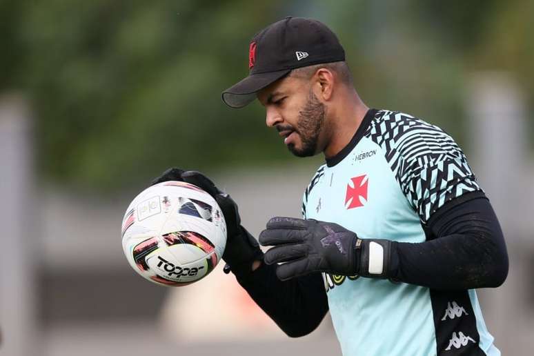 Goleiro Thiago Rodrigues recebe a camisa 1 do Vasco e destaca jogo