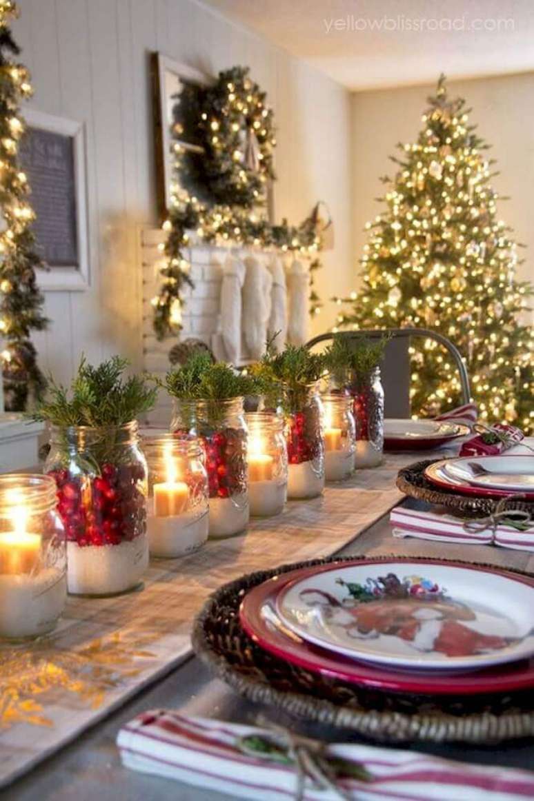 60. Ideia de arranjos de natal com velas para mesa decorada com estilo r&uacute;stico &ndash; Foto: Seelenfl&uuml;gel