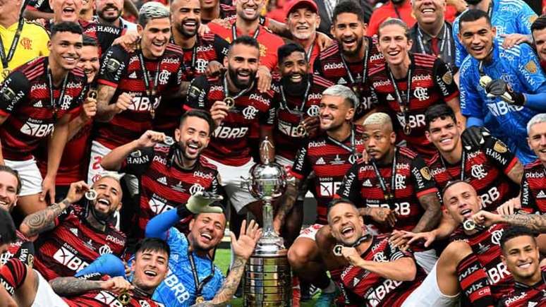 Flamengo homenageia jogadores que entraram em campo na final da