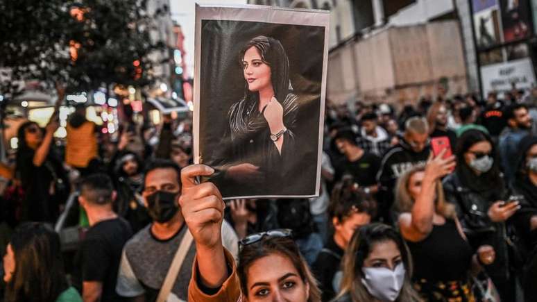 Morte de Mahsa Amini desencadeou onda de protestos de mulheres como raramente foi visto no Irã