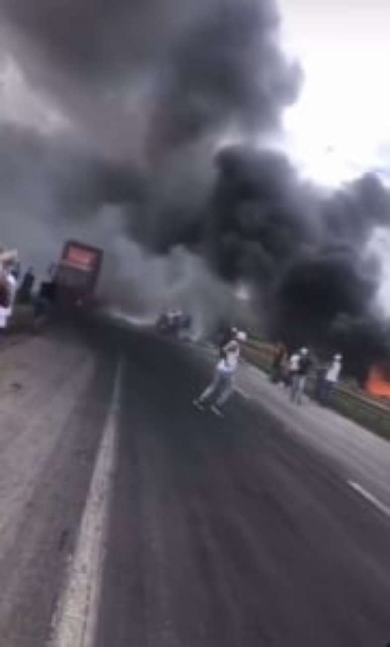 Torcedores retiram barricadas da pista (Foto: Reprodução/Instagram)