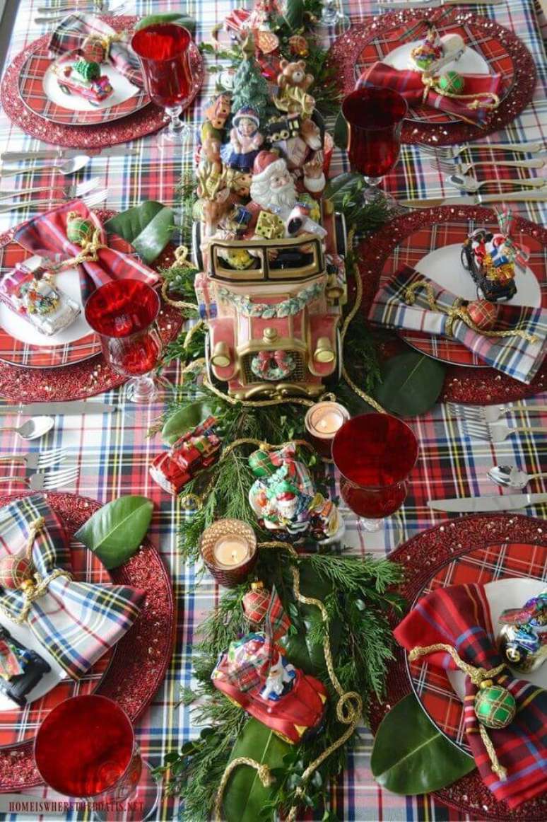 45. Arranjos de natal: decora&ccedil;&atilde;o para mesa de natal com toalha xadrez &ndash; Foto: Revista Artesanato