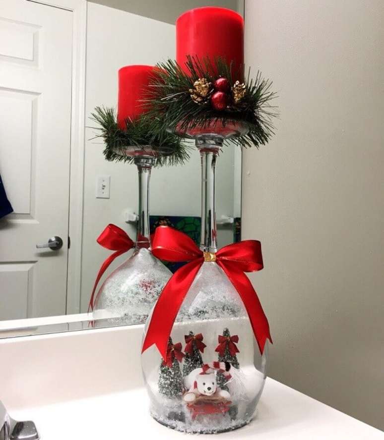 80. Arranjos de Natal podem ser feitos com o aux&iacute;lio de ta&ccedil;as de vidro &ndash; Fonte: Tucano Coffee