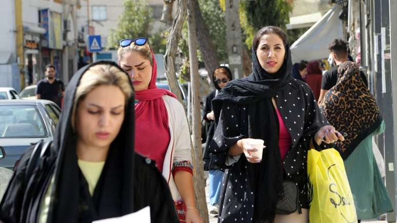 Mulheres no Irã devem, por lei, seguir um código de vestimenta estrito