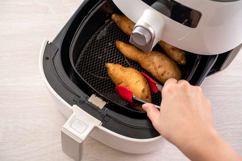 A airfryer serve para o preparo de diversos alimentos na cozinha – Foto: Shutterstock