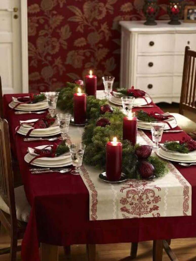 50. Arranjos de natal: decora&ccedil;&atilde;o para mesa de natal simples &ndash; Foto: Yandex