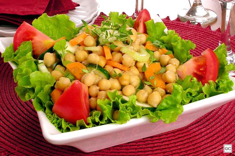 Salada de gr&atilde;o-de-bico com legumes &ndash; Foto: Guia da Cozinha