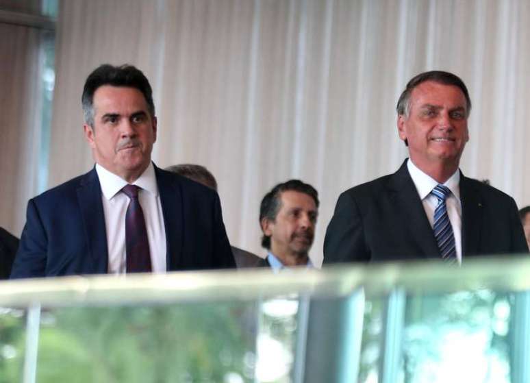 O presidente Jair Bolsonaro se dirigindo para fazer o pronunciamento no Alvorada