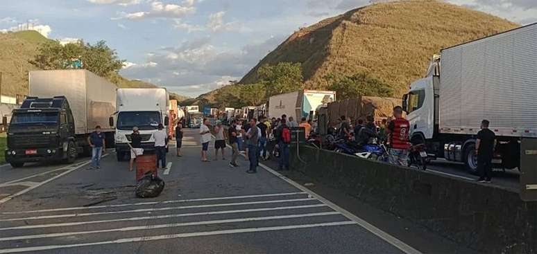 Caminhoneiros fecharam na madrugada desta segunda-feira, 31, os dois sentidos de um trecho da rodovia Presidente Dutra, mais conhecida como Via Dutra, que liga a cidade de São Paulo ao Rio de Janeiro. Esta é mais uma ação de bloqueio realizada pelos manifestantes em diferentes estradas do País, em protesto contra a vitória de Luiz Inácio Lula da Silva (PT) na eleição deste domingo, 30. Foto: REPRODUÇÃO / TWITTER