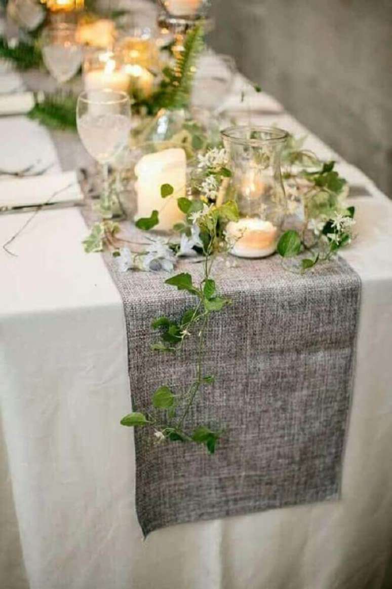 29. Linda decora&ccedil;&atilde;o r&uacute;stica com arranjos de mesa de antal feita com ramos de plantas e velas &ndash; Foto: Hubstairs