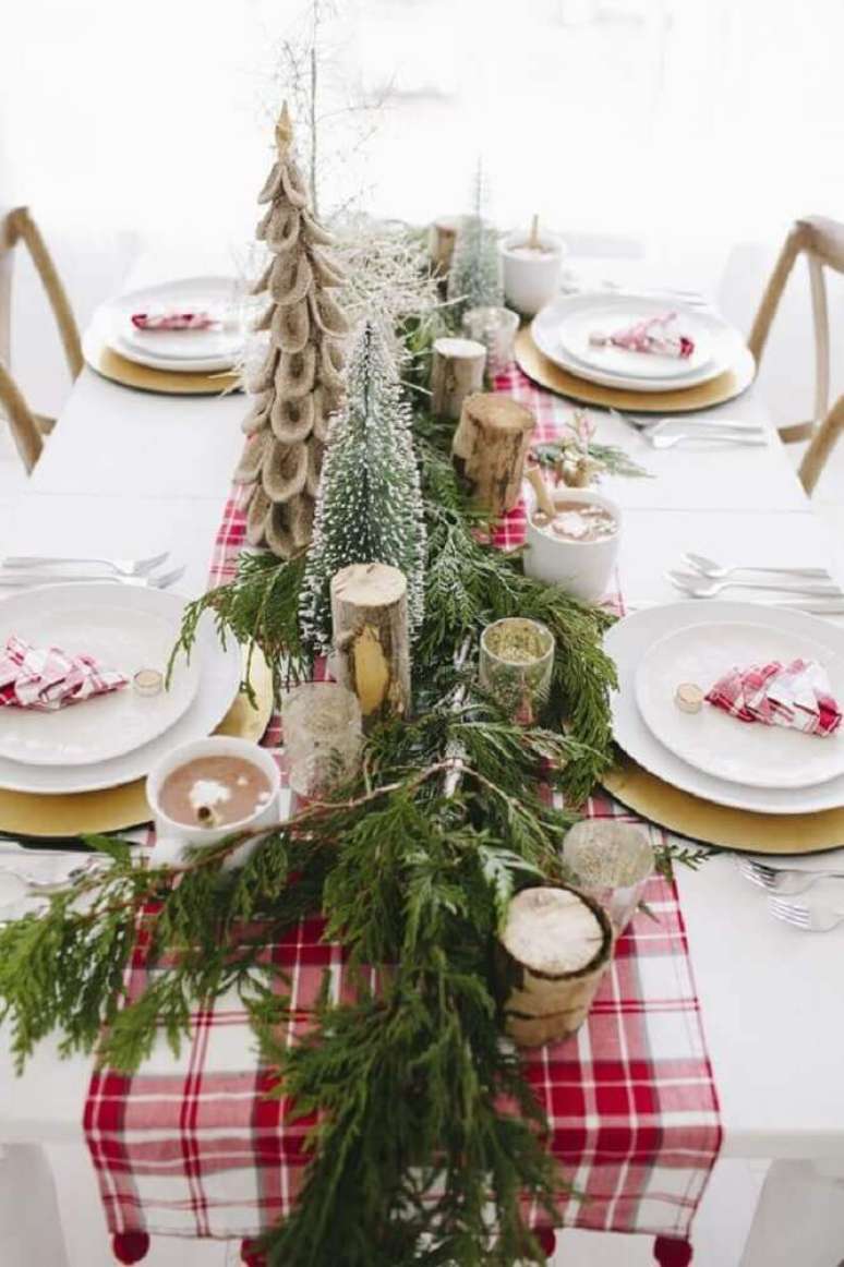 33. Linda decora&ccedil;&atilde;o clean para mesa com arranjos de natal &ndash; Foto: Trendir