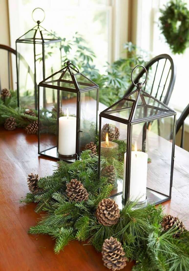 11. Uma ilumina&ccedil;&atilde;o super aconchegante faz parte da decora&ccedil;&atilde;o de natal, por isso, invista em arranjos de natal com velas &ndash; Foto: Decor and Dine