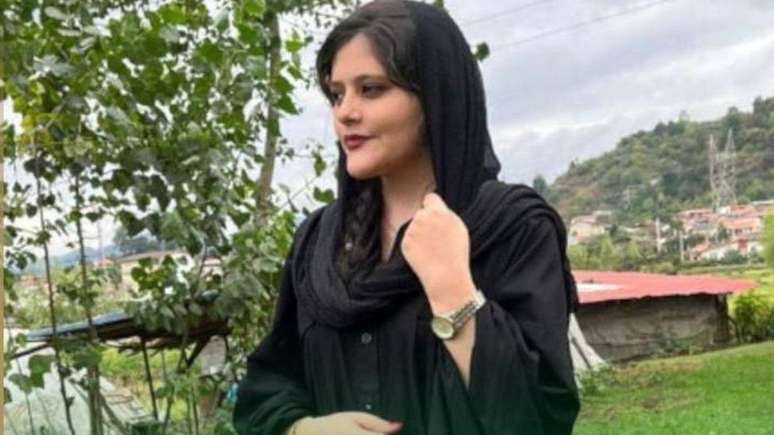 Mahsa Amini morreu três dias depois de desmaiar em um centro de detenção da 'polícia da moralidade' iraniana