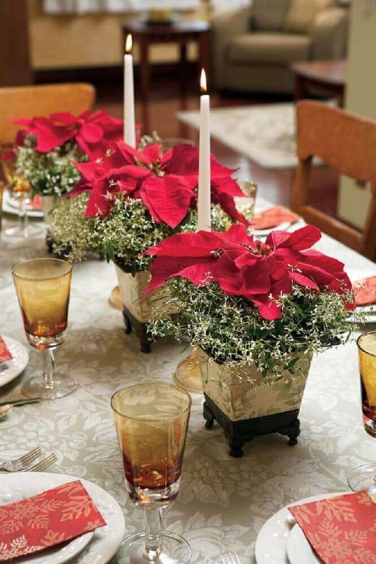 55. Modelo simples de arranjos de natal com velas e flores vermelhas &ndash; Foto: Danielle Morgan