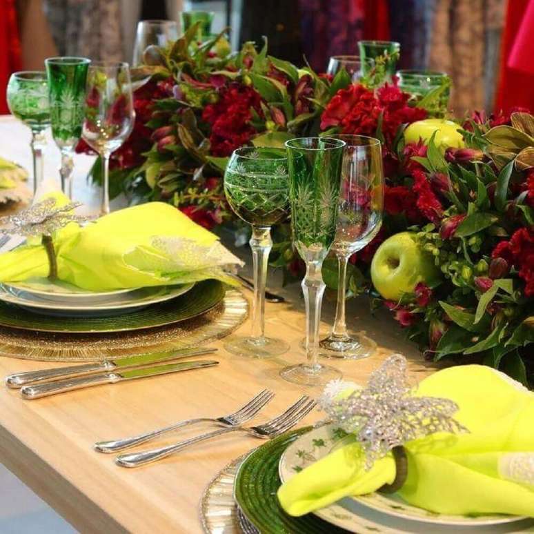 61. Frutas tamb&eacute;m podem fazer parte dos arranjos de mesa de natal &ndash; Foto: Nathaly Petruceli