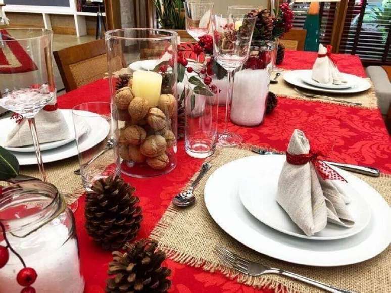 58. Decora&ccedil;&atilde;o para mesa de natal com arranjos de natal com velas e nozes &ndash; Foto: Lar Doce Casa