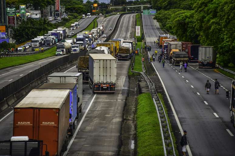 Pontos da Via Dutra foram interditados por caminhoneiros apoiadores do presidente da República, Jair Bolsonaro (PL), na altura do quilômetro 149, em São José dos Campos (SP), na manhã desta terça-feira