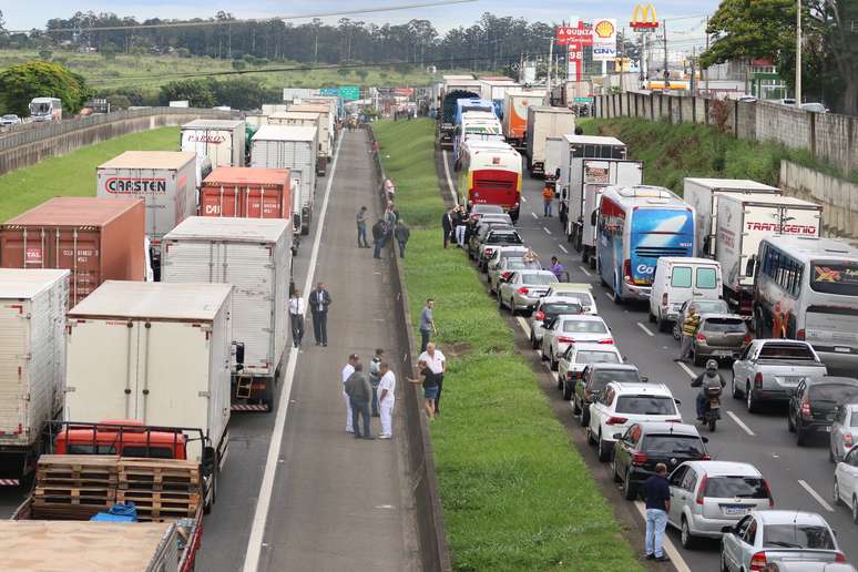 Caminhoneiros fecham a rodovia Anhanguera, próximo ao quilômetro 98, em Campinas, interior de São Paulo, na manhã desta terça-feira, 1