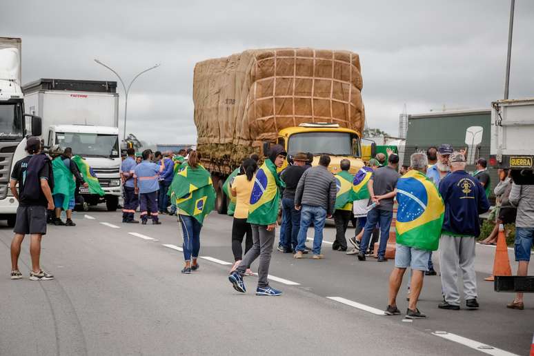 Um grupo de caminhoneiros bolsonaristas bloquearam, na manhã desta terça-feira (1°), ao menos seis pontos da Dutra no Vale do Paraíba