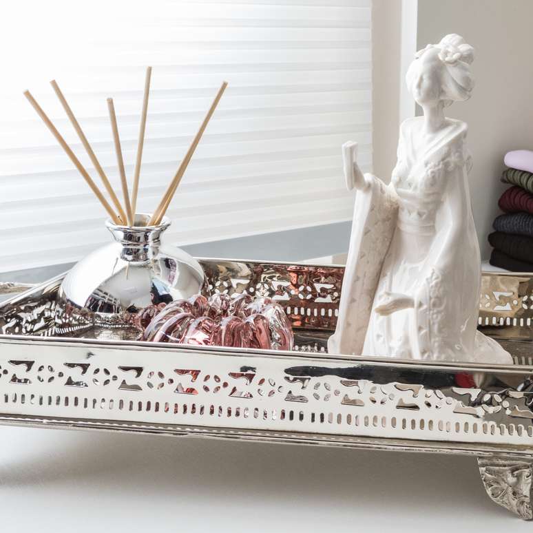 Outro ponto interessante para trabalhar o espa&ccedil;o da penteadeira &eacute; incluir, no m&oacute;vel, itens de decora&ccedil;&atilde;o, souvenirs, difusores arom&aacute;ticos, estatuetas... enfim, uma sele&ccedil;&atilde;o que contribua como o momento de relaxamento e de conex&atilde;o consigo mesmo e com as coisas que mais se ama.