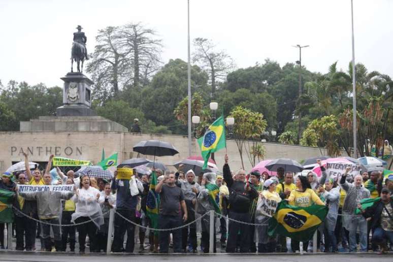 Bolsonaristas protestam pedindo intervenção militar em frente ao Comando Militar do Leste, no centro do Rio de Janeiro