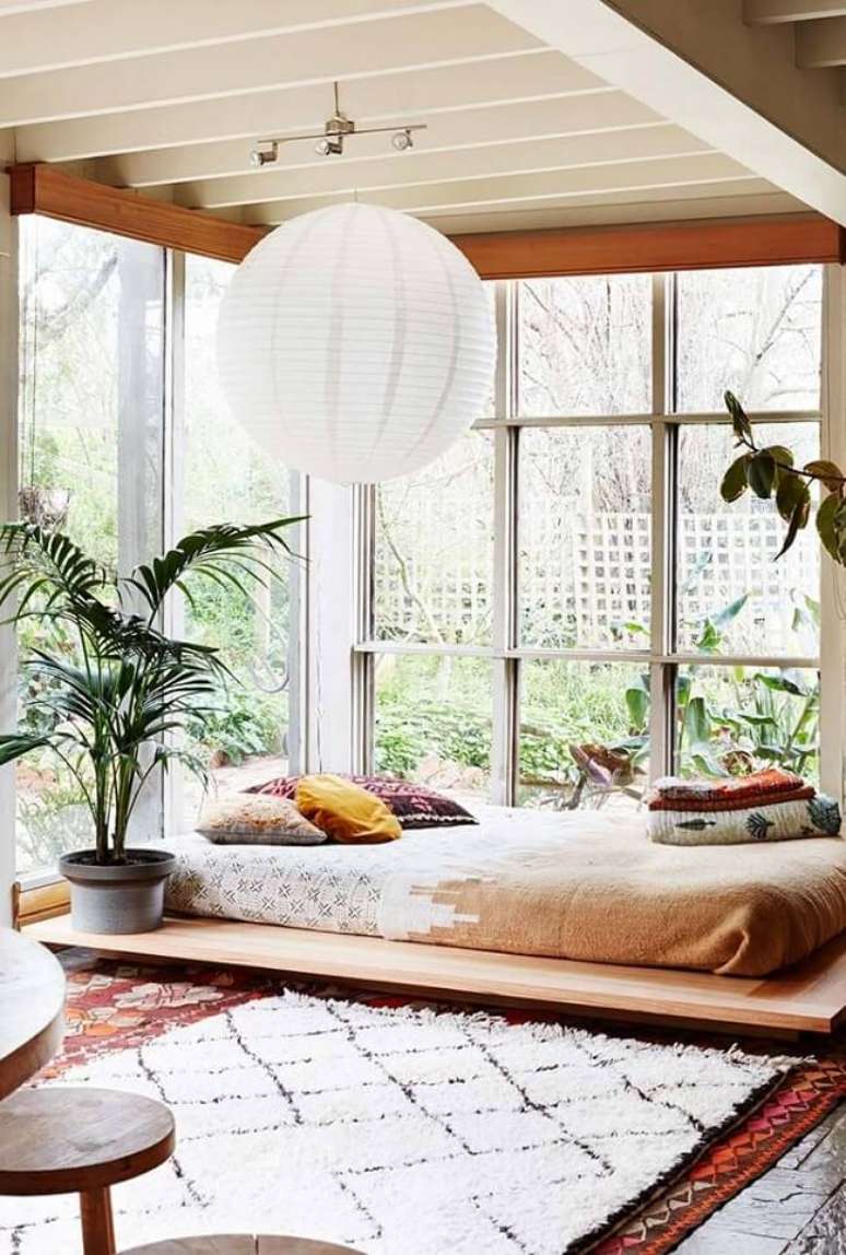 59. Cama oriental posicionada próximo a janela. Fonte – Decor Fácil