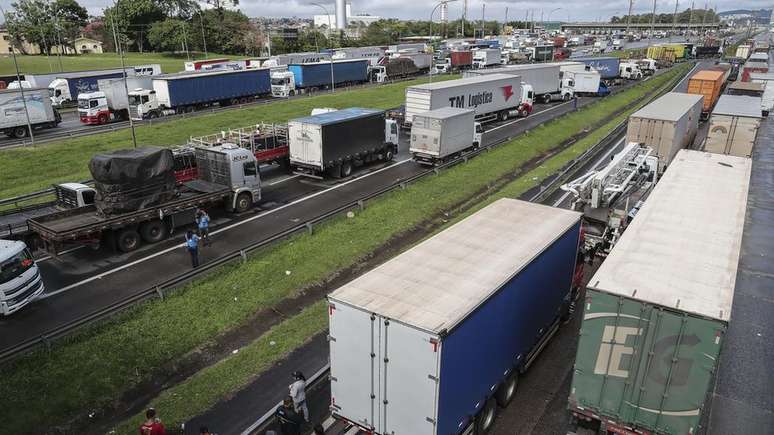 Vias da rodovia Castello Branco, na altura de Barueri (SP), foram bloqueadas por caminhoneiros nesta terça-feira (01/11)