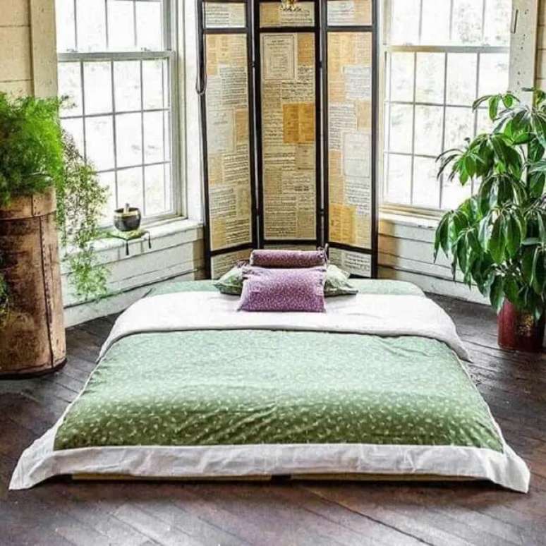 73. As plantas trazem frescor para o quarto com cama oriental. Fonte – Sua Decoração