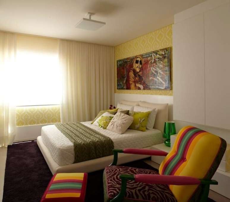 33. Poltrona colorida e cama de casal oriental. Fonte – Homify
